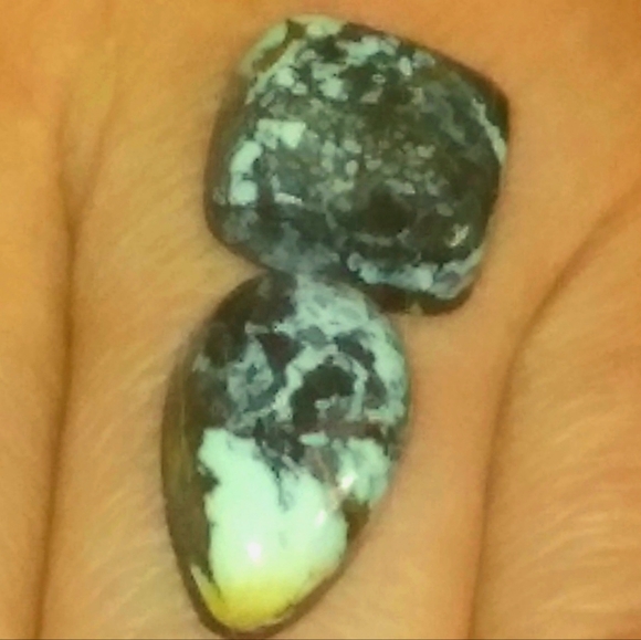 Beautiful pair of matching Snowville turquoise cabochons - Picture 6 of 6